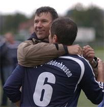 11. Juni 2009: Der damalige Trainer der zweiten Mannschaft Dietmar Foerster bejubelt mit Deno Gaida den Sieg im Entscheidungsspiel an der KaiserstraÃ?e in Enger. 